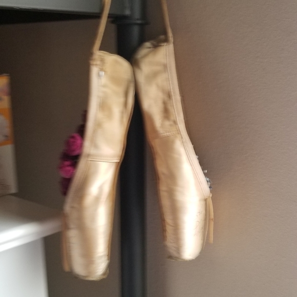 **RARE** Signed Ballet Toe shoes - Picture 5 of 6